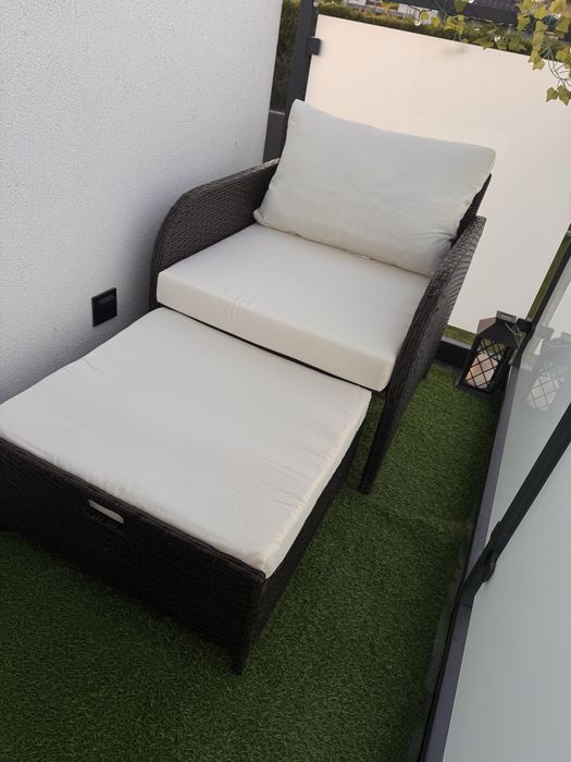 Nowy fotel rattanowy razem ze stolikiem
