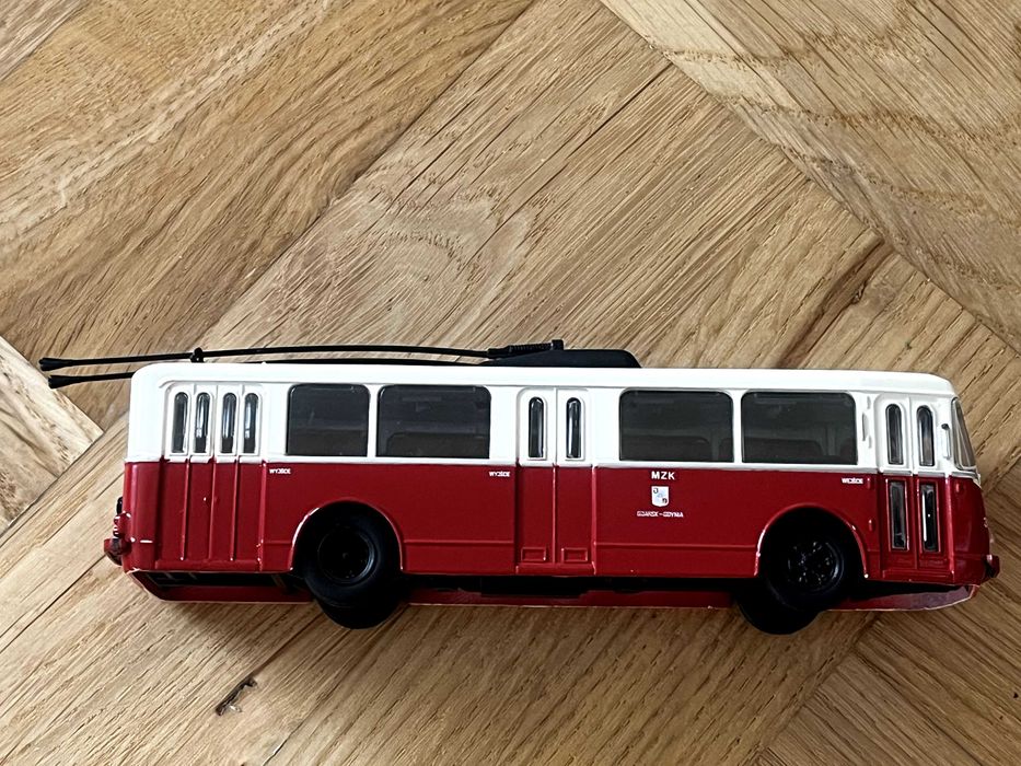 Małe autko z okresu PRL/resorek trolejbus