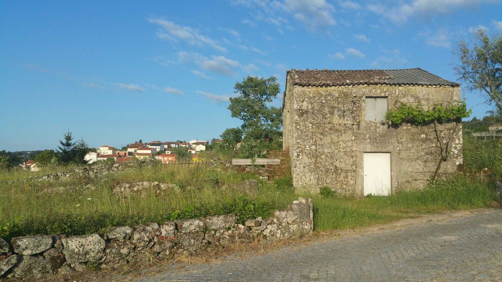Casa em pedra para recuperar com terreno