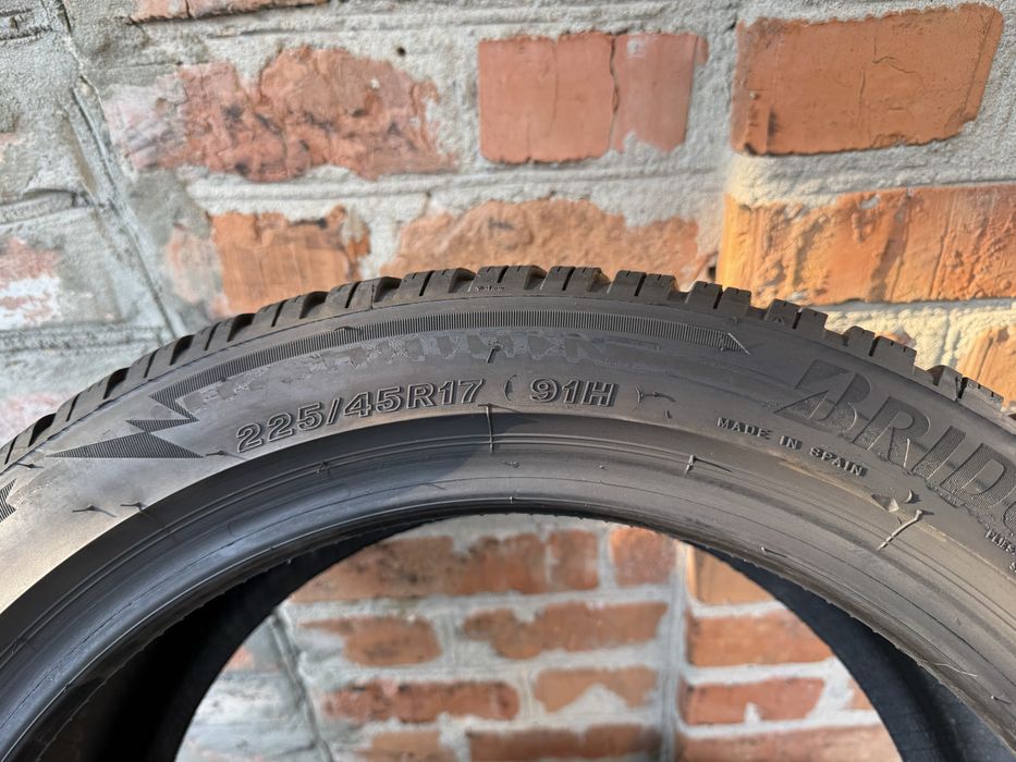 Резина Зима б/у Bridgestone 225/45R17