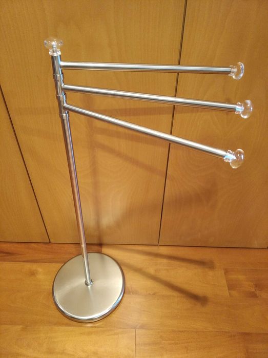 Toalheiro de chão em inox com 3 braços