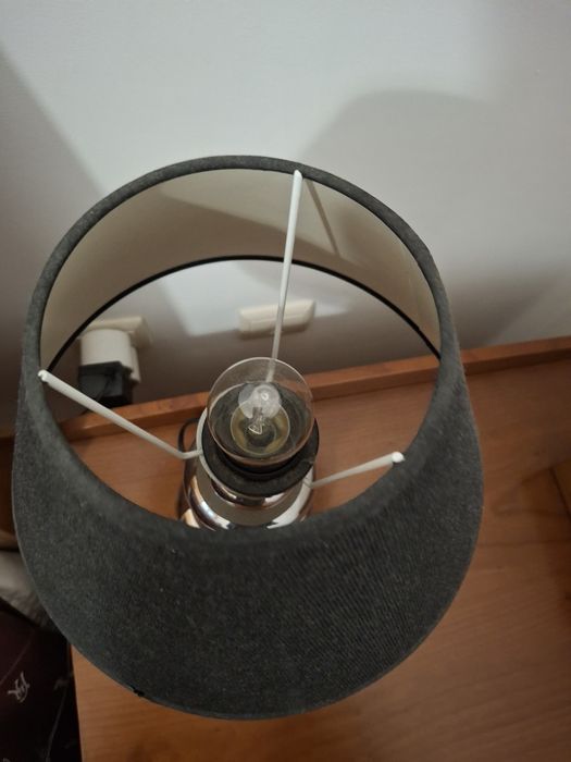 2 candeeiros de mesa prateados com abajur preto