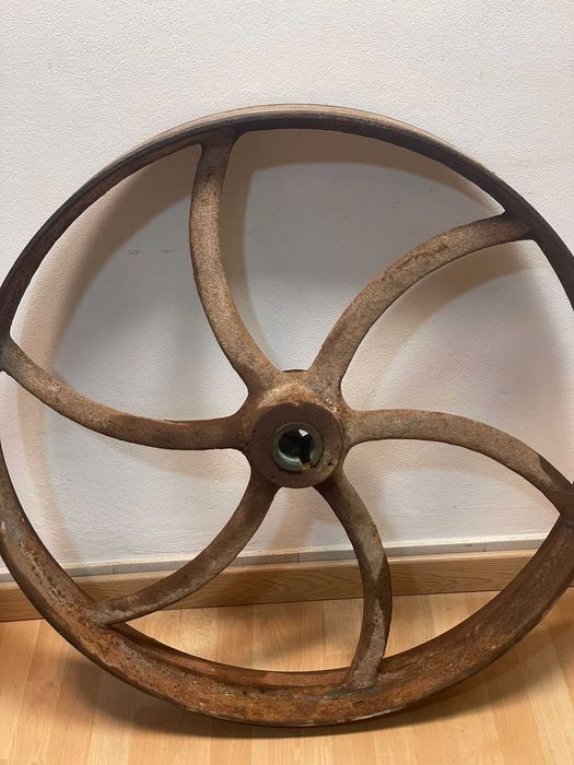 Roda antiga,  em ferro maciço