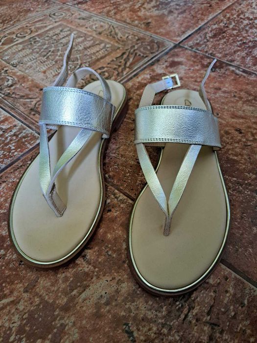 Продам новые кожаные босоножки Clarks
