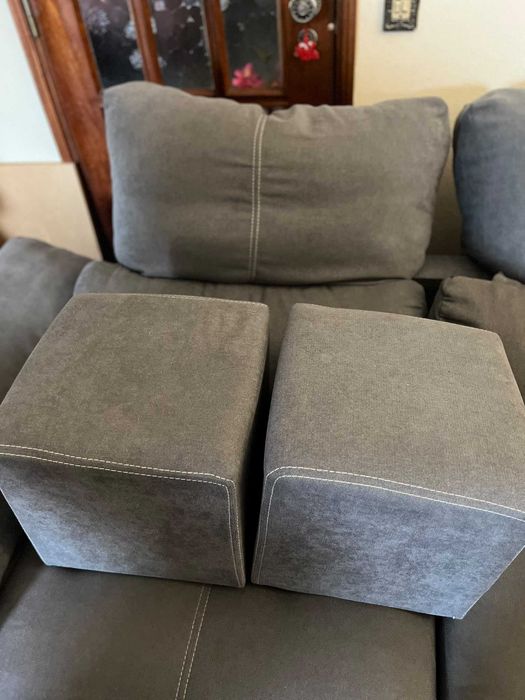 Conjunto sofa e puffs