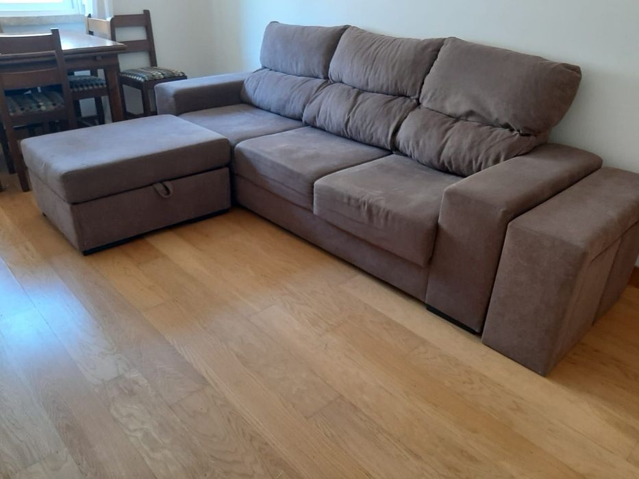 Sofá de 3 lugares com chaise longue com arrumação e bancos de apoio