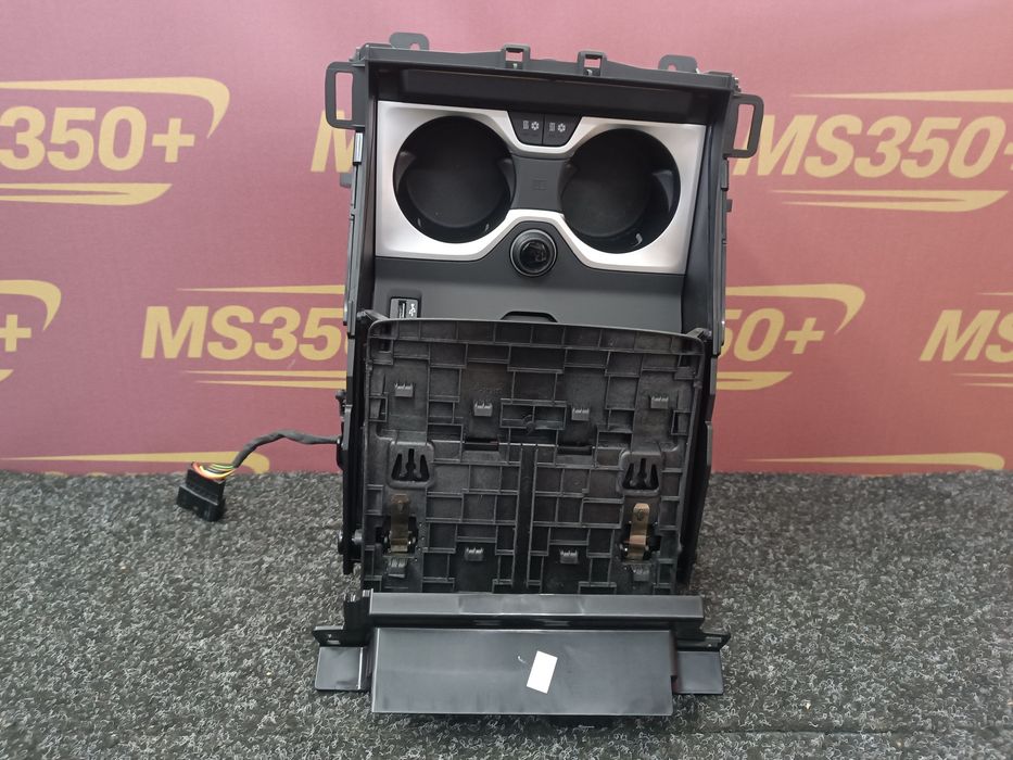Підсклянник BMW X5 G05 51166827173 подстаканник розборка шрот