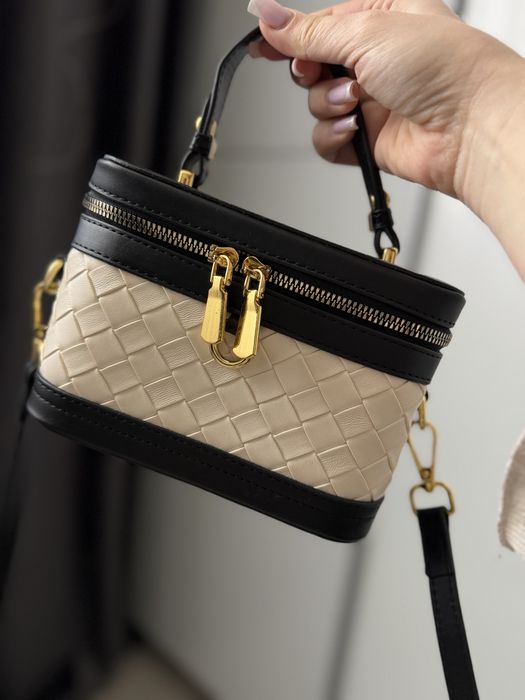 Сумка жіноча чорний + беж з золотою фурнітурою