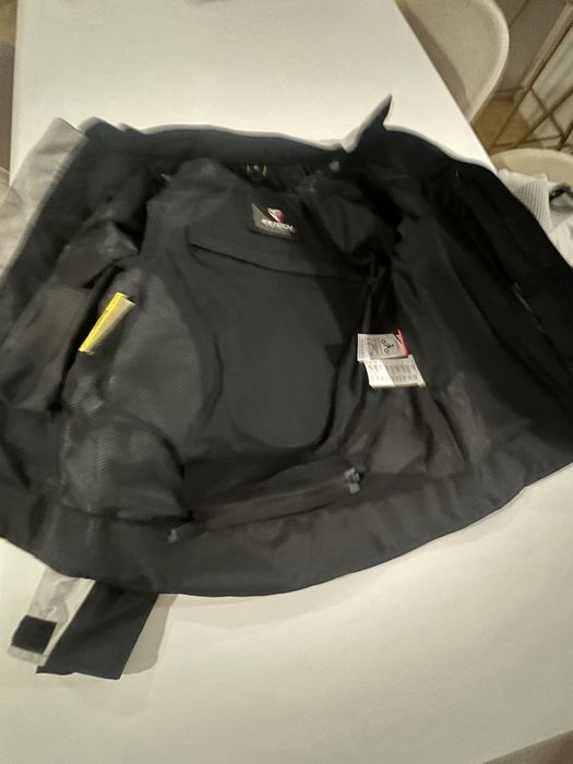 Casaco moto  RTech com proteção de  braços,  cotovelos, ombros e costas.