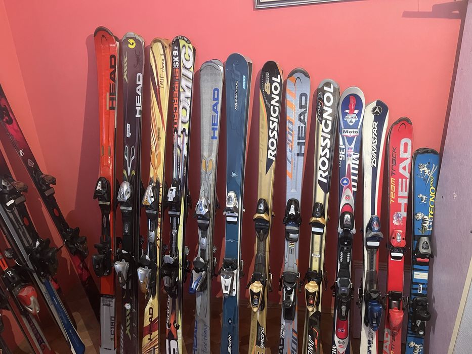 Narty zjazdowe 140cm wysokosci widoczne na zdjeciu