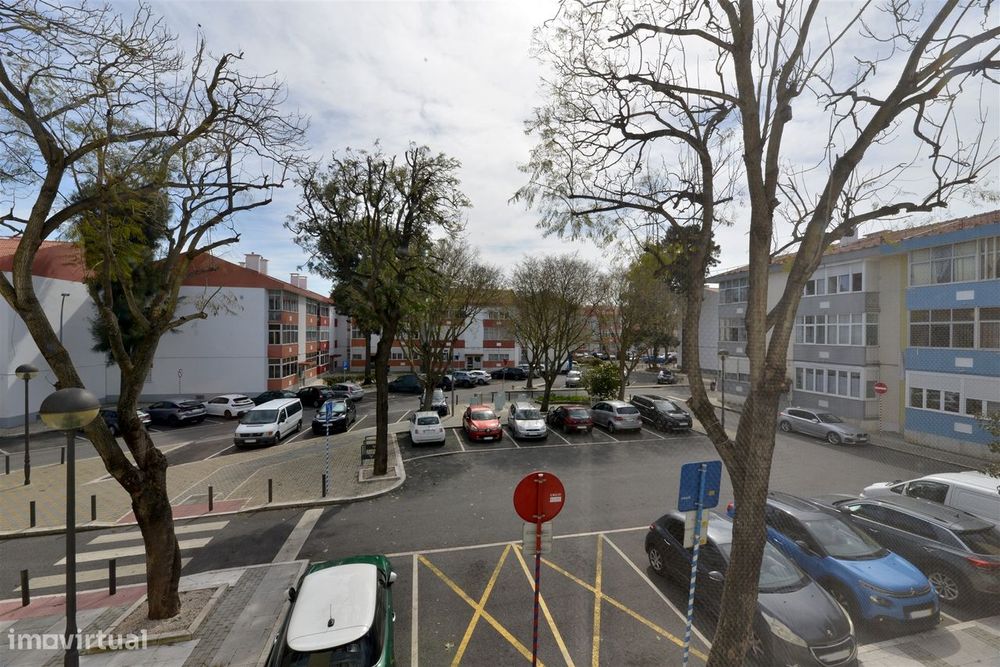 Apartamento T2 para remodelar em Porto Salvo, Oeiras