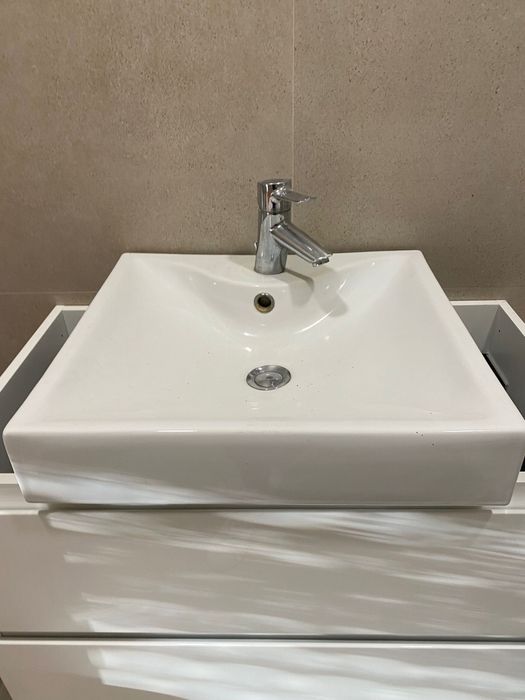 Lavatório com torneira