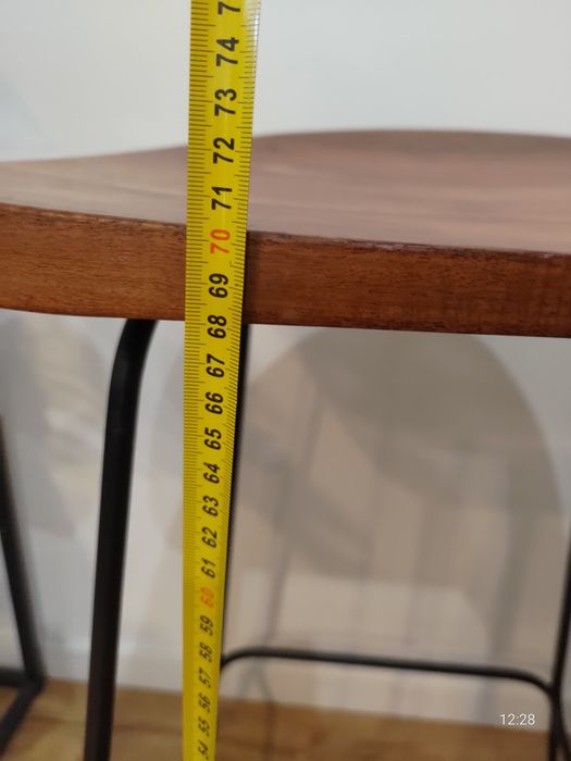 Hoker drewniany akacjowy nogi metalowe czarne 73 cm 2 sztuki
