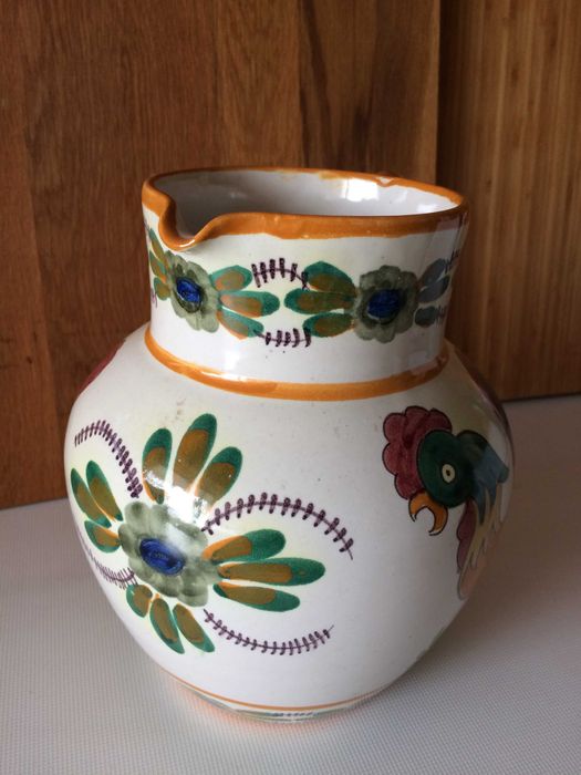 Moinho de café, bule e caixa antigos