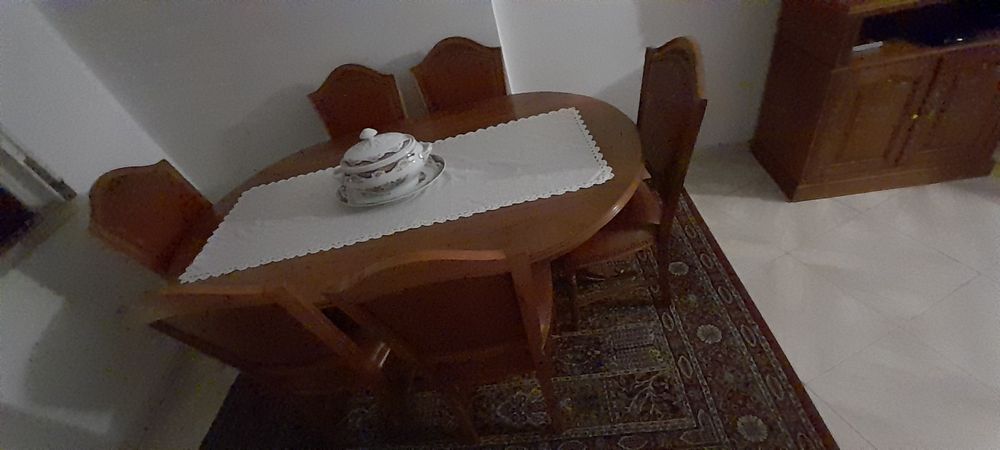 Movel e cadeiras de sala