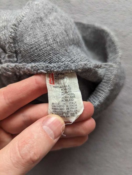 Демисезонная шапка LEVI'S серая короткая