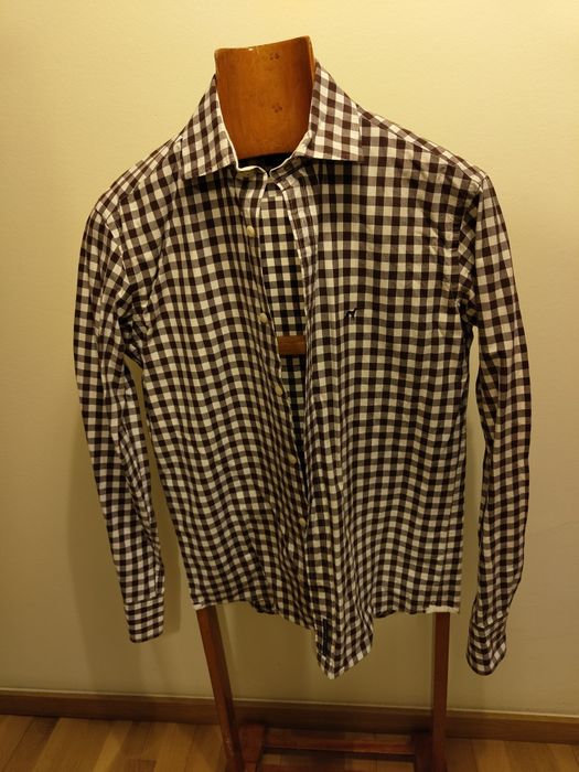 Camisas de várias marcas