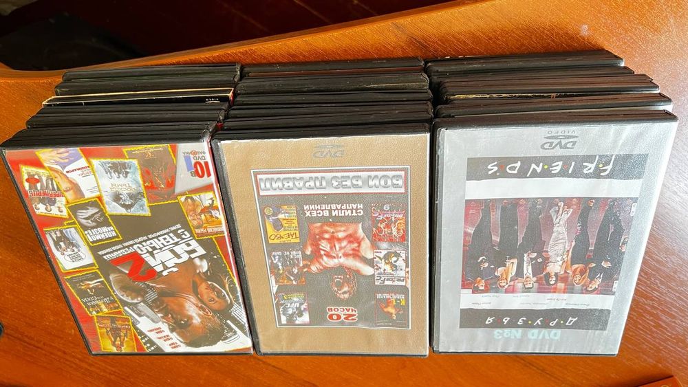 Продам DVD плеєр Sven +  DVD диски