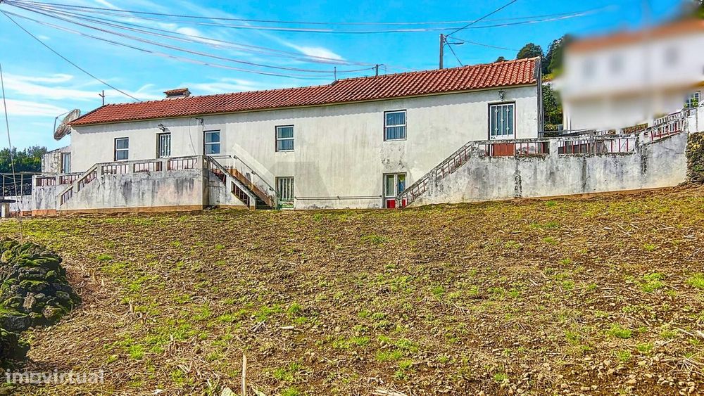 Moradia T2 em Pedra com Potencial de Reabilitação e Vista sob o Atlânt