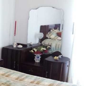 Mobília de quarto de linhas sobrias