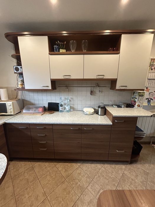 Meble kuchenne ze sprzętami agd, stołem i krzesłami