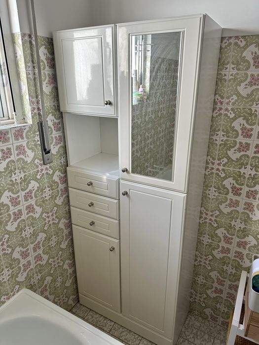 Móvel casa de banho branco com espelho