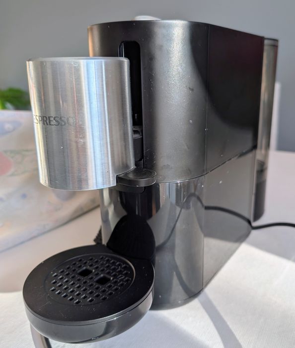 Máquina de café Nespresso + cápsulas + descalcificante