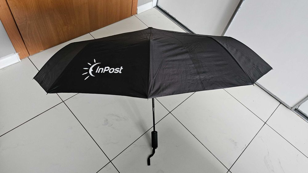 Parasol czarny Inpost automat