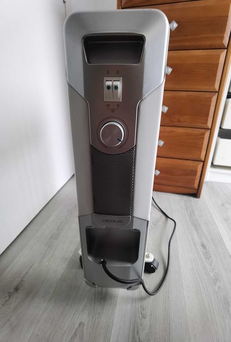 Radiador a Óleo / Aquecedor Cecotec 2500W (11 Elementos) – Como Novo