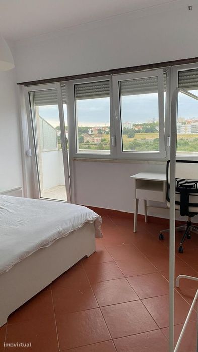 Quarto - localizado em Oeiras Lisbon