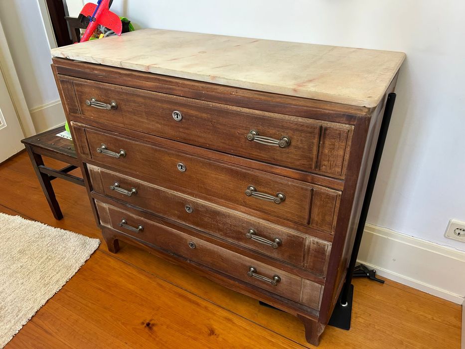 Cómoda antiga em madeira maciça com tampo em pedro