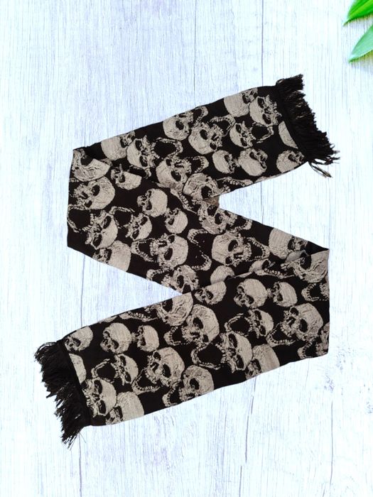 Ексклюзивний акриловий шарф з зображенням черепів: стиль та комфорт