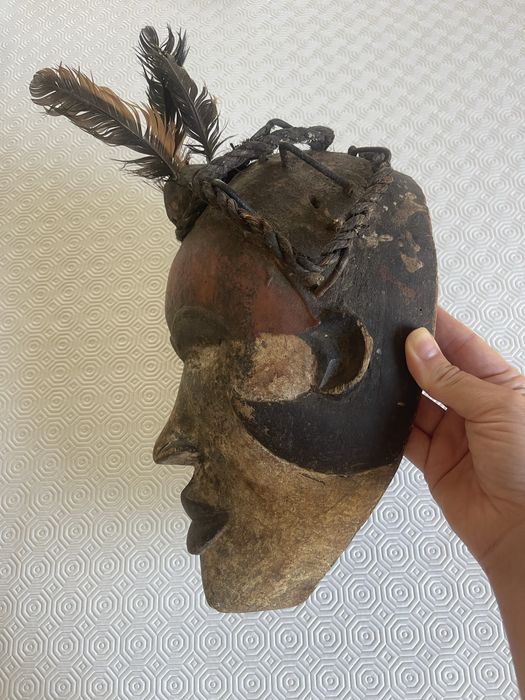 Mascara Africana antiga com cores e penas