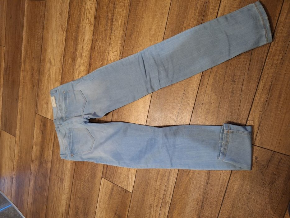 Jasne jeansy Bershka