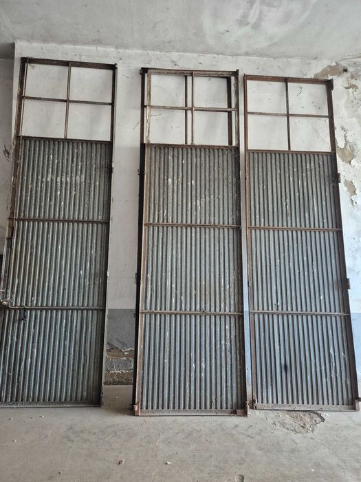 DOIS Portões em ferro e chapa