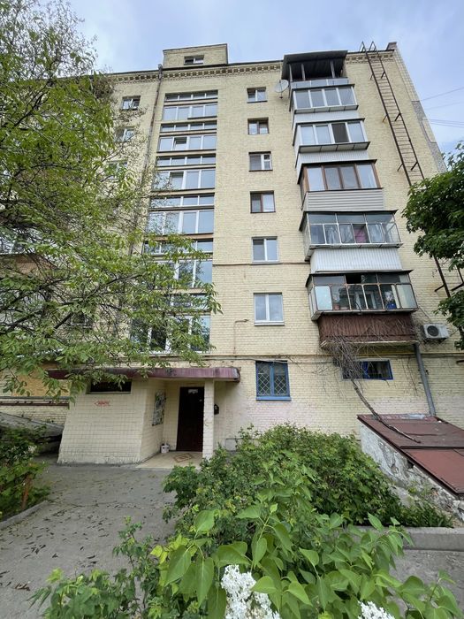 Продаж 2кімнатна кварира  метро Чернігівська вулиця Леоніда Каденюка