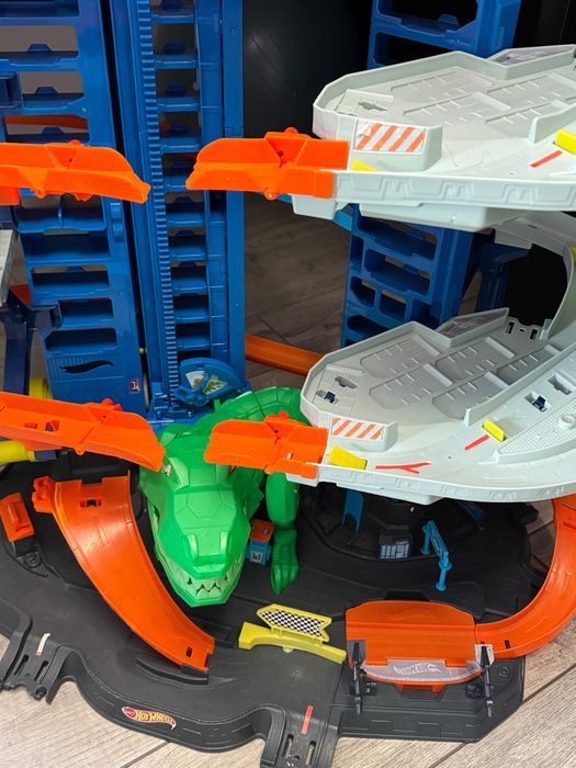 Garaż Hot Wheels T-rex