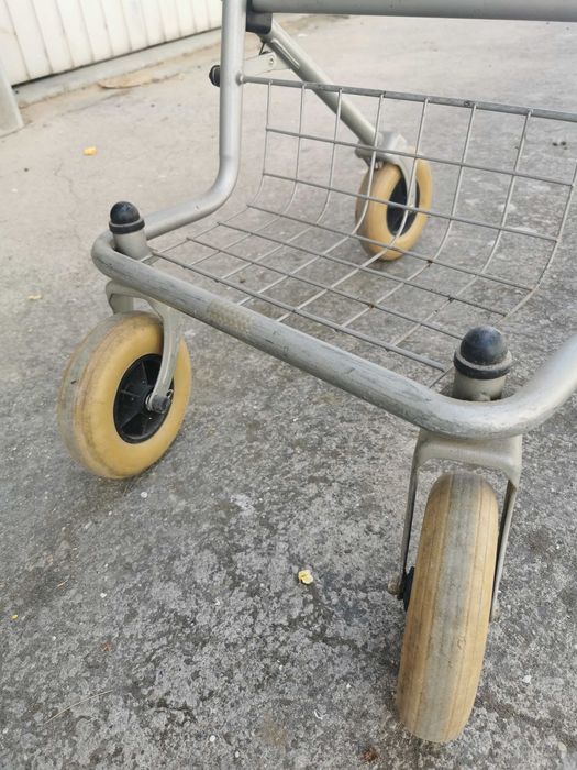 Andarilho para Idosos Dobrável com Quatro Rodas , Assento e Cesto