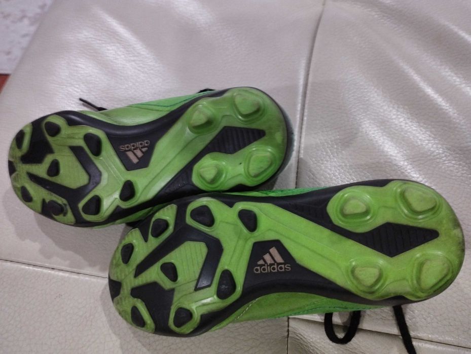 Chuteiras Adidas (tam. 28)