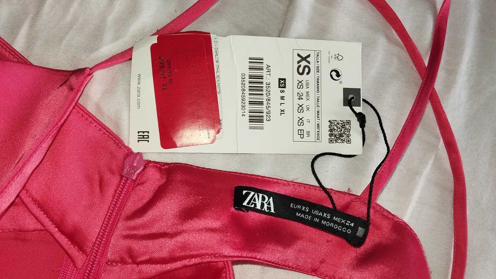 Рожева атласна міді-сукня Zara з вирізами на боках. Нова з біркою, але з нюансами