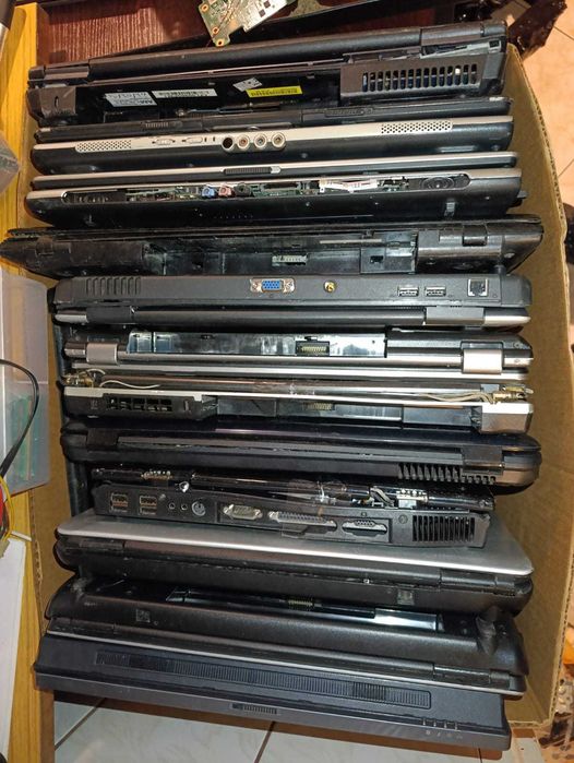 Laptopy na części 30/40 sztuk plus Płyty Główne