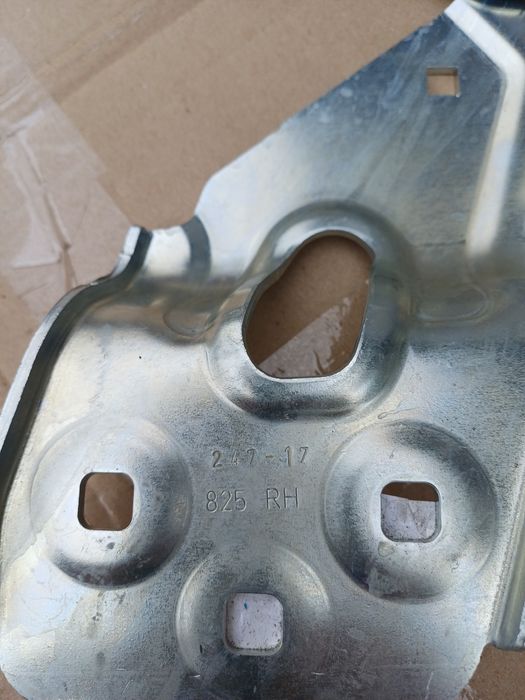 Петлі завіси капота Volkswagen Touareg