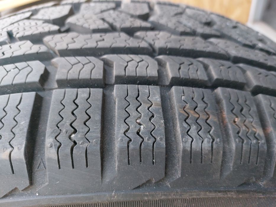 Продам 2а новых зимних колеса kUMHO 235.65.R-17.
