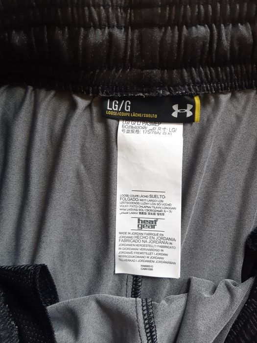 Спортивні штани бренду Under Armour.