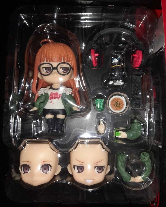 Nendoroids 390 - Levi Attack on Titan e 963 - Futaba Sakura Persona 5