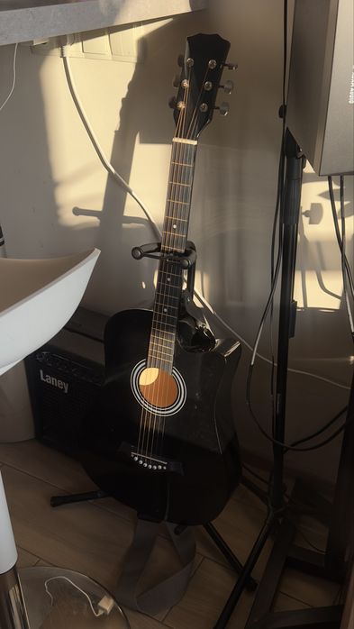 акустична гітара чорна