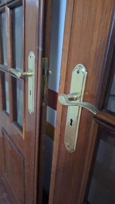 Portas de madeira com vidros