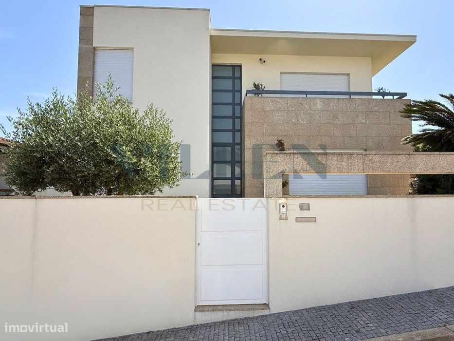 Moradia Exclusiva com Jardim, 2 Suítes e Salão de Convívio