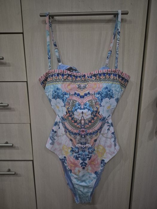 Сдельный новый купальник