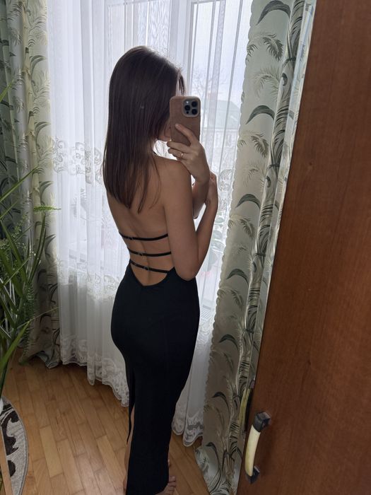 Чорна приталена сукня з відкритою спиною